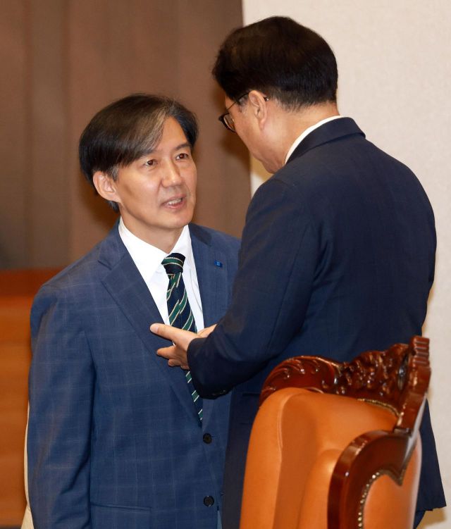 조국 조국혁신당 대표가 29일 국회에서 열린 본회의에서 우원식 국회의장과 대화하고 있다. 사진=김현민 기자 kimhyun81@