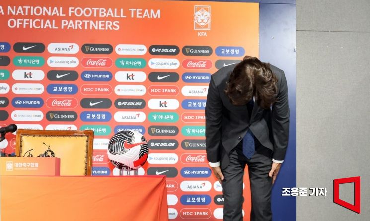 홍명보 한국 축구 국가대표 감독이 29일 서울 종로구 축구회관에서 열린 취임기자회견에서 고개 숙여 인사 하고 있다. 사진=조용준 기자 jun21@