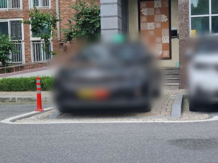 사람 다니는 인도를 지정석처럼…아파트 민폐주차 논란