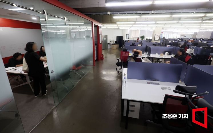 위메프·티몬의 '판매 대금 미정산 사태'가 이어지고 있는 29일 서울 강남구 영동대로 위메프 본사에는 피해를 본 사업자 등이 나와 빈 사무실을 모여 있다. 이날 구영배 큐텐 대표는 보도자료를 통해 "소비자 피해를 최소화하고 신속한 대처로 사태 확산을 막겠다" 밝혔다. 사진=조용준 기자 jun21@