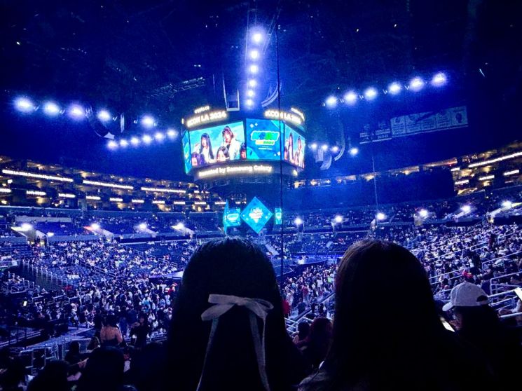 KCON LA 공연장에서 뉴진스가 출연한 한국관광 해외광고가 송출되고 있는 모습. [사진제공 = 한국관광공사]