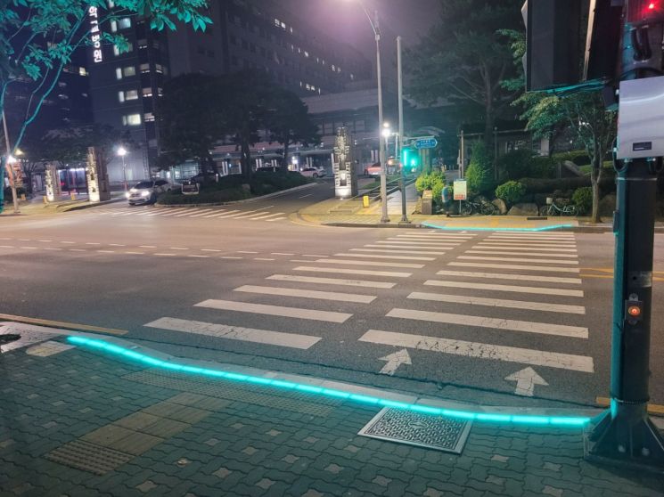 구로구, 횡단보도 바닥형 보행신호등 확대 설치