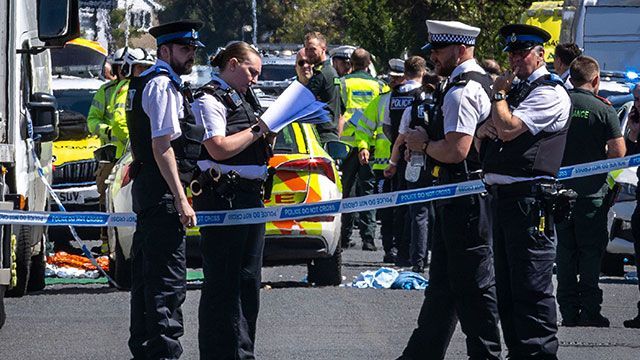 사건을 조사 중인 영국 머지사이드주 경찰 [이미지출처=AP연합뉴스]