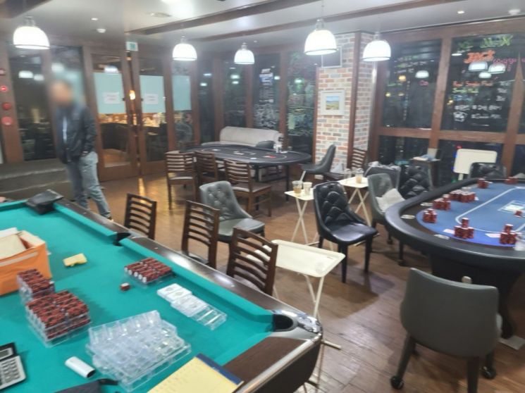 경남 지역에서 일반음식점으로 신고 후 도박과 환전을 한 혐의로 적발된 ‘홀덤펍’ 내부. [사진제공=경남경찰청]