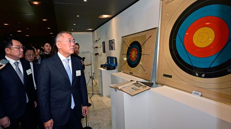 2023년 12월 1일 양궁 60주년 기념행사에 참석한 정의선 양궁협회 회장(현대차그룹 회장) [사진제공=현대차그룹]