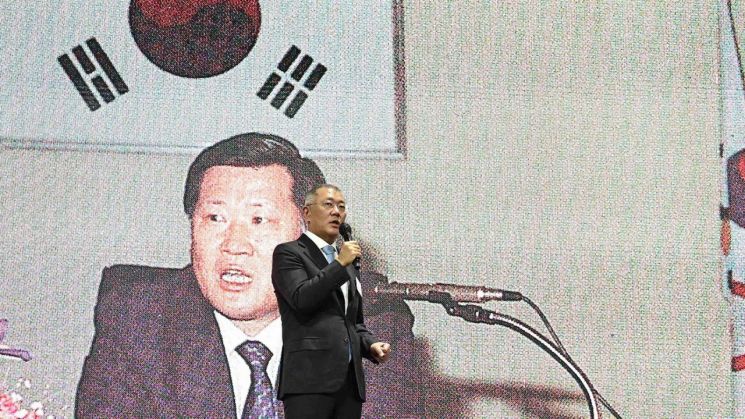 2023년 12월 1일 양궁 60주년 기념행사에 참석한 정의선 양궁협회 회장(현대차그룹 회장). 정 회장 뒤에 양궁협회를 이끌어온 정몽구 양궁협회 명예회장(현대차그룹 명예회장)이 있다. [사진제공=현대차그룹]