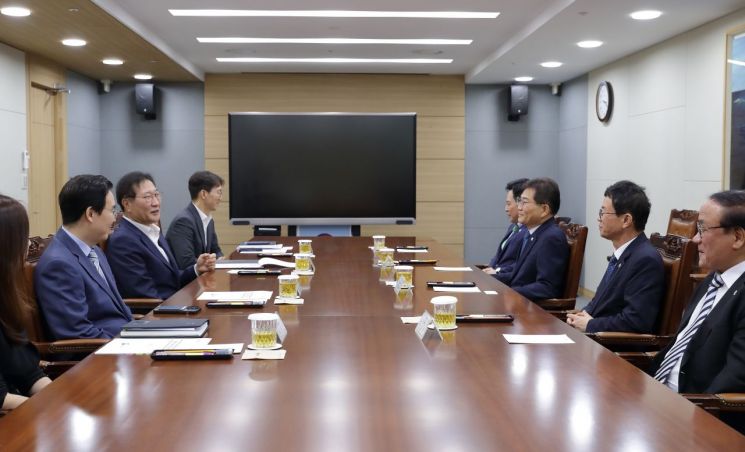 30일 정부과천청사 법무부에서 박성재 법무부 장관, 법무부 관계자들과 이강천 대한법무사협회장과 대한법무사협회 임원진들이 면담을 하는 모습. 사진 제공=법무부