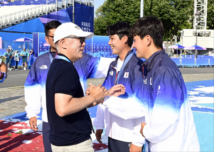 정의선 현대차그룹 회장(왼쪽)이 29일(현지시간) 파리 레쟁발리드에서 열린 양궁 남자 단체전 결승이 끝난 뒤 우리나라 대표 선수들을 만나 축하하고 있다.(사진제공=대한양궁협회)