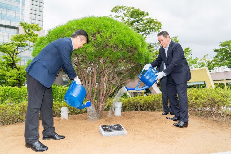 조현상 HS효성 부회장(오른쪽)과 전성수 서초구청장(왼쪽)이 기념식수에 물을 주고 있다. 사진제공=HS효성