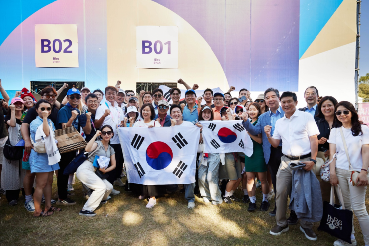 장재훈 현대자동차 대표(사장)가 지난 29일(현지시간) 2024 파리올림픽 남자 양궁 단체전에서 대한민국 대표팀이 우승한 직후 프랑스 현지 교민들과 기념 촬영을 하고 있다.(사진제공=현대자동차)