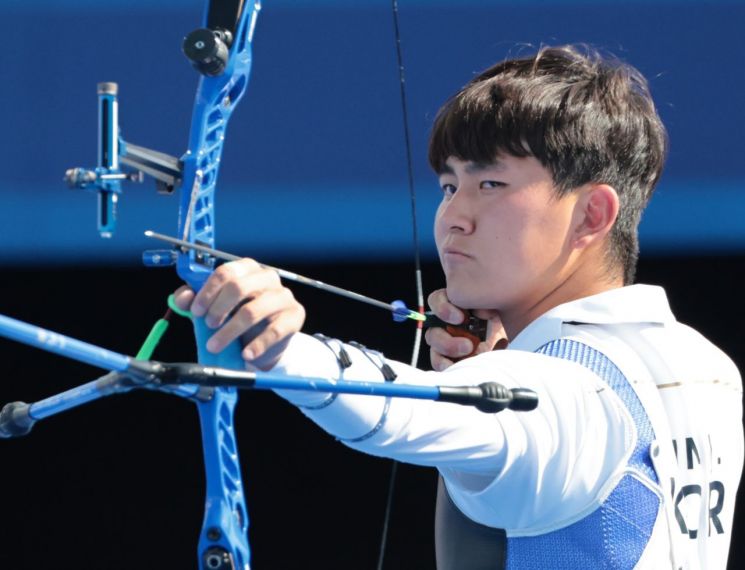 김제덕이 지난 29일(현지시간) 프랑스 파리 레쟁발리드 양궁 경기장에서 열린 2024 파리올림픽 양궁 남자 단체 결승전에서 경기하고 있다. [이미지출처=연합뉴스]