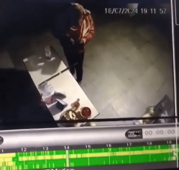 호텔을 터는데 실패한 도둑이 다시 CCTV를 바라보며 "어떻게 돈이 하나도 없냐"며 호텔 측을 비꼰 후 테이블 위에 20루피(약 330원)를 두고 호텔을 빠져나갔다. [이미지출처=엑스(X·옛 트위터) 캡처]