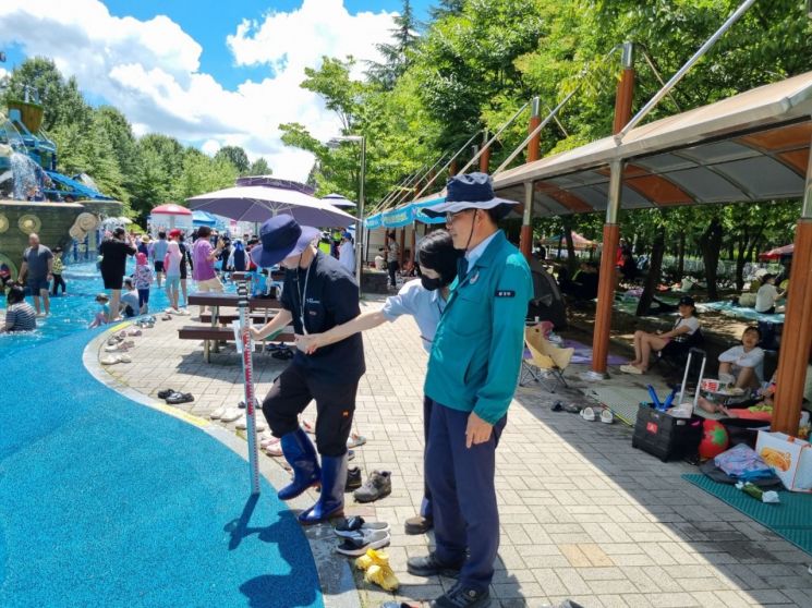 [포토] 영산강청, 물놀이형 수경시설 수질안전관리 현장확인