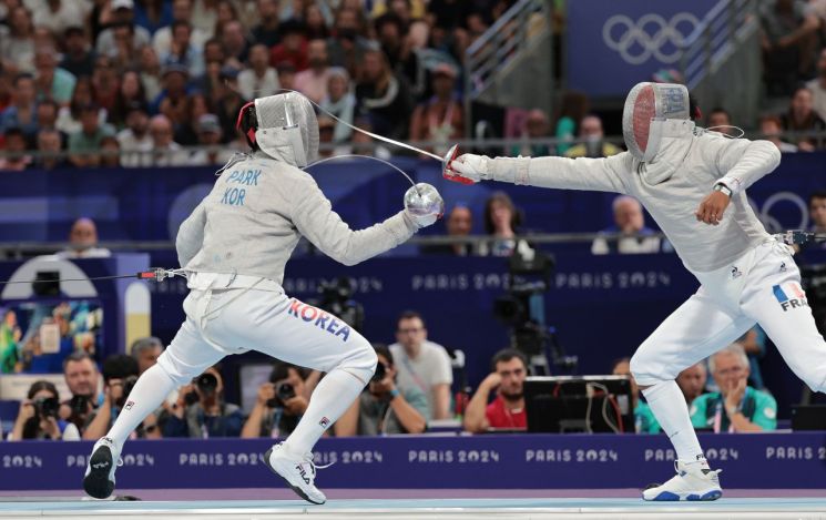 Park Sang-won is competing against France's Bolard Apiti in the men's sabre team semifinal at the 2024 Paris Olympics fencing event held at the Grand Palais in Paris, France, on the 31st (local time). <br>[Image source=Yonhap News]