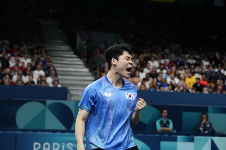 장우진은 31일 프랑스의 사우스 파리 아레나에서 열린 2024 파리올림픽 탁구 남자 단식 16강전에서 일본의 도가미 순스케를 상대로 승리를 거뒀다. [이미지출처=AP연합뉴스]