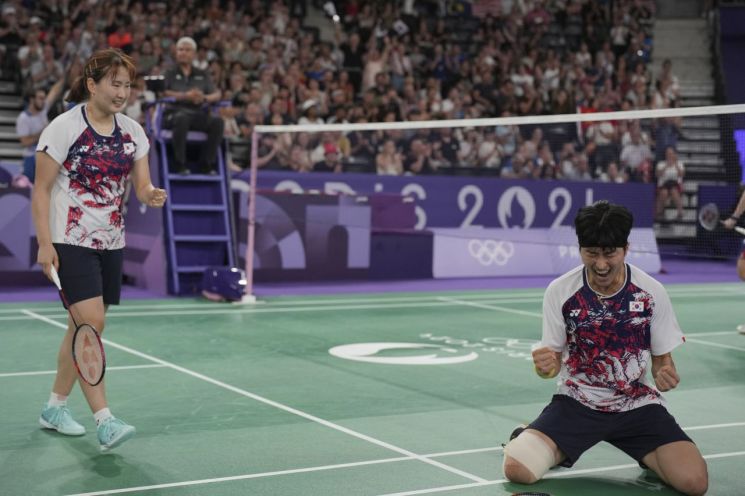 31일(현지시간) 파리 포르트드라샤펠 경기장에서 열린 2024 파리올림픽 배드민턴 혼합복식 8강전에서 김원호와 정나은이 말레이시아에 승리한 뒤 기뻐하고 있다. [이미지출처=AP연합뉴스]