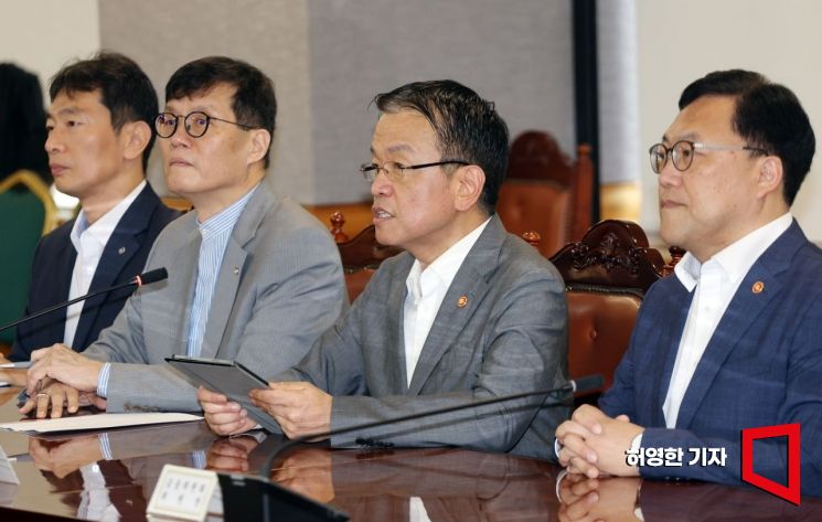 금융당국 수장들이 한국의 거시경제에 대해 논의하는 거시경제 금융회의가 1일 서울 은행회관에서 열렸다. 최상목 경제부총리 겸 기획재정부 장관이 모두발언을 하고 있다. 왼쪽부터 이복현 금융감독원장, 이창용 한국은행 총재, 최 부총리, 김병환 신임 금융위원장. 사진=허영한 기자 younghan@