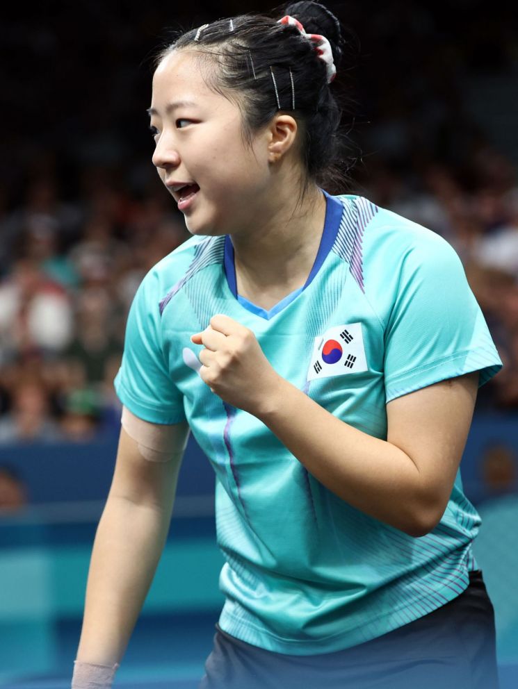 Carefully Pressed Signature... Spotlight on 8-Year-Old Shin Yubin [Paris Olympics]