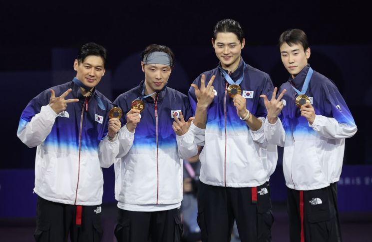 지난달 31일(현지시간) 프랑스 파리 그랑 팔레에서 열린 2024 파리올림픽 펜싱 남자 사브르 단체 결승 시상식에서 한국 구본길, 오상욱, 도경동, 박상원이 금메달을 목에 걸고 있다. [이미지출처=연합뉴스]