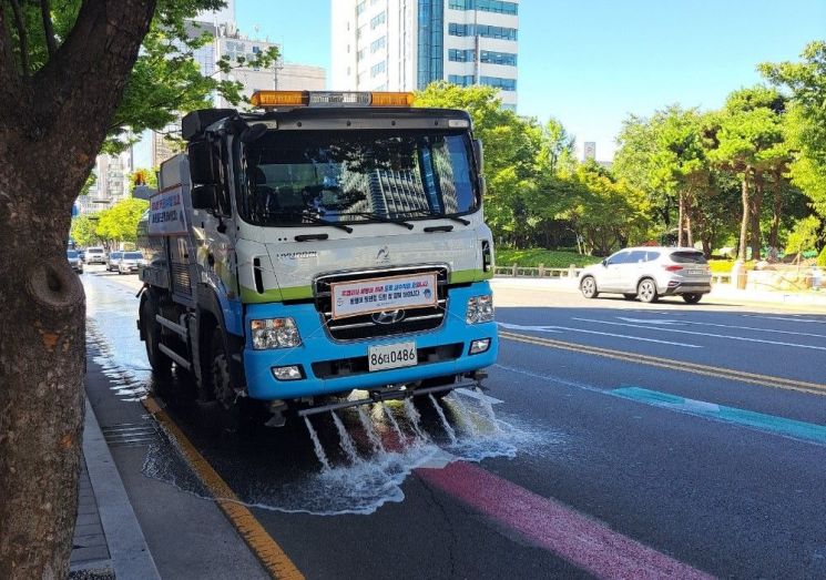 울산시가 도심 열섬현상 완화를 위해 살수작업을 하고 있다.