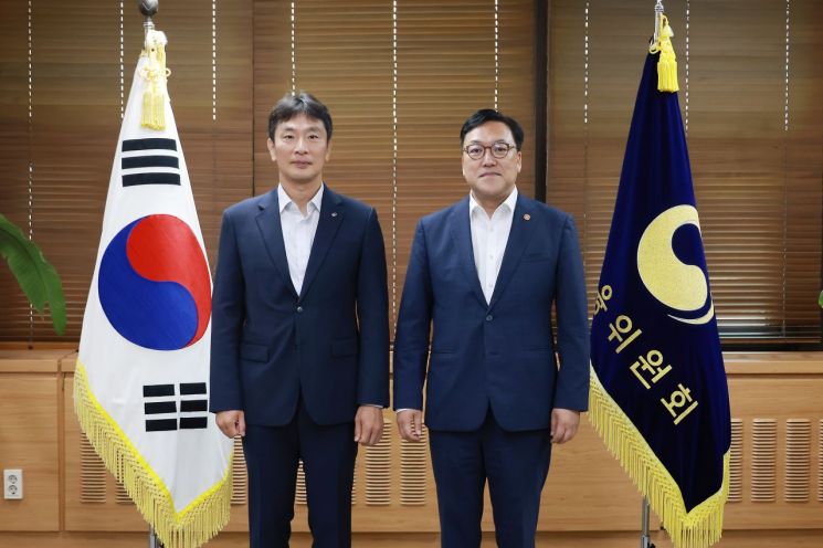 김병환 금융위원회 위원장과 이복현 금융감독원장이 1일 오전 서울 정부서울청사 금융위원장 집무실에서 첫 회동을 가졌다.