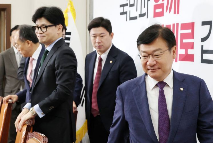 국민의힘 정점식 정책위의장(오른쪽)이 1일 오전 국회에서 열린 최고위원회의에 입장하고 있다. [이미지출처=연합뉴스]