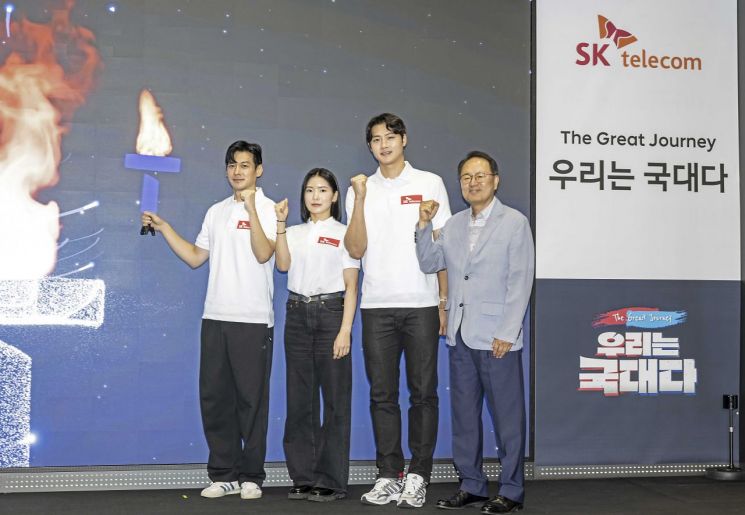 한국 펜싱 대표팀 선수들이 지난 6월 29일 ‘Team SK’ 출정식에 참석해 결의를 다지는 모습. 왼쪽부터 구본길 선수, 송세라 선수, 오상욱 선수, 오경식 SKT 스포츠마케팅 담당(부사장)[사진 제공=SKT]