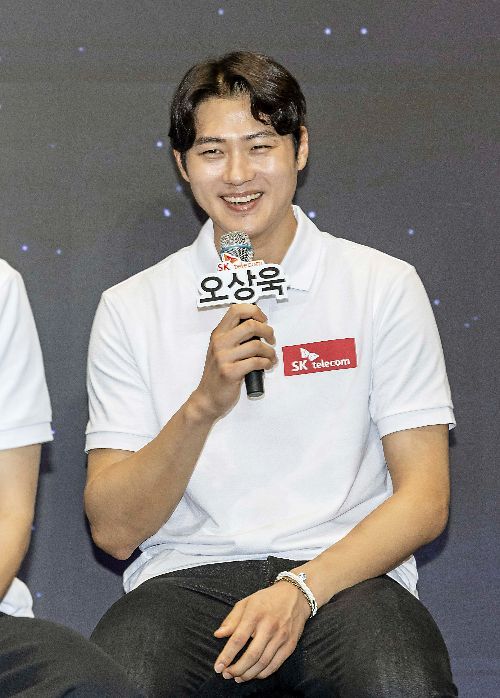 오상욱 선수가 지난 6월 29일 ‘Team SK’ 출정식에 참석해 취재진 질문에 답하고 있다.