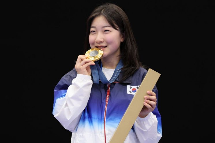 지난달 29일(현지시간) 프랑스 샤토루 슈팅 센터에서 열린 2024 파리올림픽 사격 공기소총 10m 여자 결선에서 금메달을 차지한 반효진이 금메달을 입에 대고 기뻐하고 있다. [이미지출처=연합뉴스]