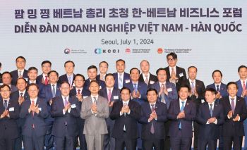 지난달 1일 서울 중구 롯데호텔에서 열린 '한·베트남 비즈니스 포럼'에서 팜 민 찐 베트남 총리와 안덕근 산업통상자원부 장관 등 참석자들이 기념촬영을 하고 있다.[사진출처=연합뉴스]
