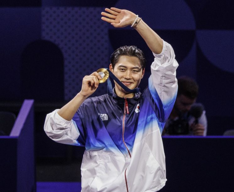 지난달 27일(현지시간) 프랑스 파리 그랑 팔레에서 열린 2024 파리올림픽 펜싱 남자 사브르 시상식에서 금메달을 차지한 오상욱이 메달을 받은 뒤 들어 보이고 있다. [이미지출처=연합뉴스]