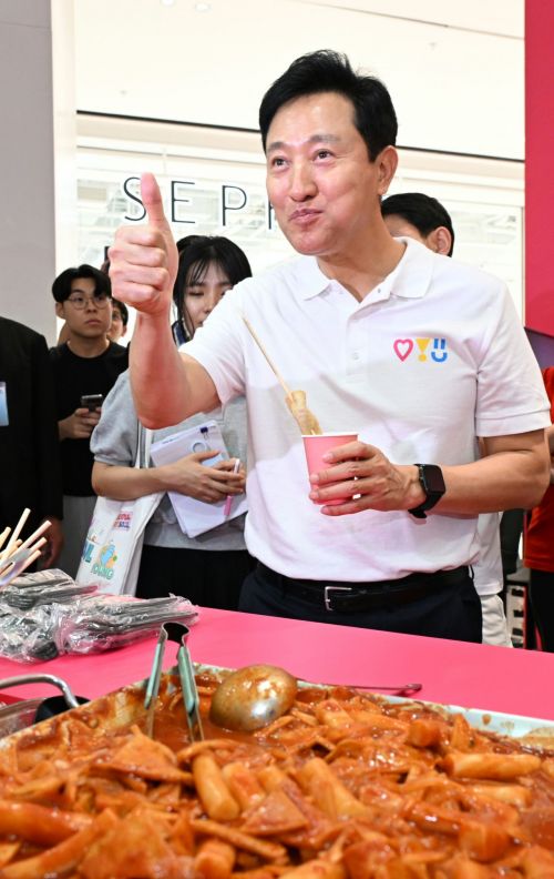오세훈 서울시장이 7월31일 오후(현지시간) 베이징 우커송 완다백화점 1층 중앙로비에서 진행된 서울 홍보프로모션 ‘SEOUL之樂 in BEIJING(서울지락 인 베이징)’ 서울의 맛 부스를 찾아 K푸드를 시식하고 있다./사진=서울시