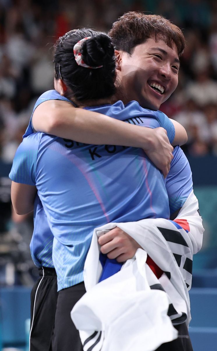 上个月30日（当地时间），在法国巴黎South Paris Arena 4举行的2024年巴黎奥运会乒乓球混合双打铜牌争夺战中，韩国选手 Lim Jonghun 和 Shin Yubin 战胜中国香港选手 Wong Chun Ting 和 Doo Hoi Kem 后，相拥庆祝胜利。 [图片来源=联合新闻提供]