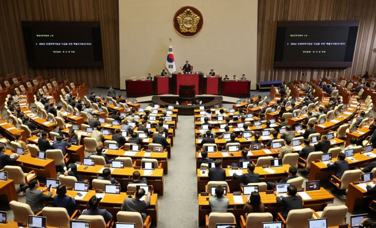 '전국민 25만원 지원법' 국회 본회의 상정
    (서울=연합뉴스) 김주형 기자 = 1일 오후 열린 국회 본회의에서 야당이 단독 의결한 '전국민 25만원 지원법'(민생회복지원금 특별조치법)이 안건으로 상정되고 있다. 2024.8.1
    kjhpress@yna.co.kr
(끝)


＜저작권자(c) 연합뉴스, 무단 전재-재배포, AI 학습 및 활용 금지＞