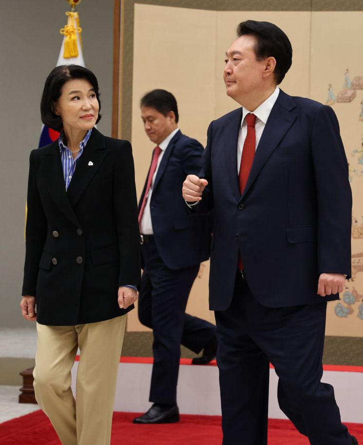 윤석열 대통령이 1일 서울 용산 대통령실 청사에서 이진숙 방송통신위원장에게 임명장을 수여한 뒤 이 위원장과 대화하며 환담장으로 향하고 있다. [이미지출처=연합뉴스]