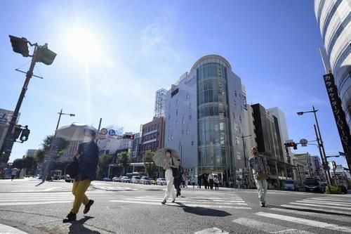 지난달 29일 낮 불볕더위에 양산을 쓰고 걷는 시즈오카현 하마마쓰시의 시민들[사진출처=연합뉴스]