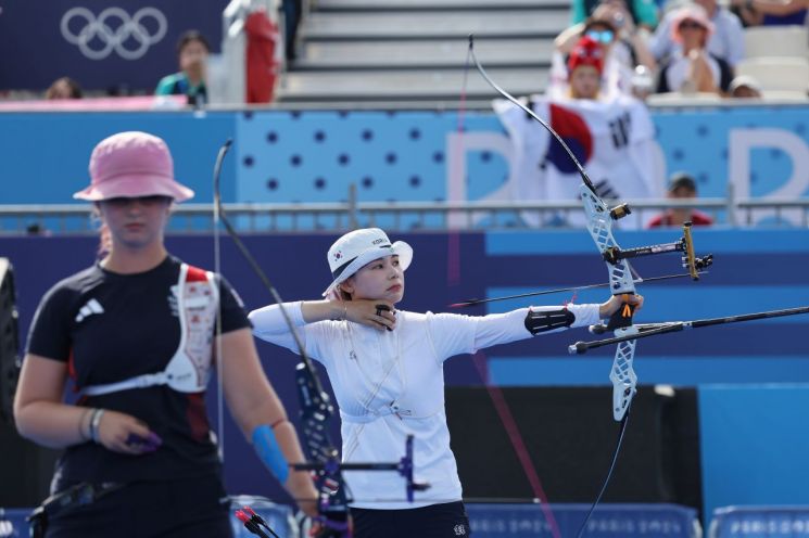 On the 1st (local time), Jeon Hun-young is aiming at the target in the round of 64 match against Penny Healy of Great Britain in the women's individual archery event at the 2024 Paris Olympics held at Les Invalides in Paris, France. <br>[Image source=Yonhap News]