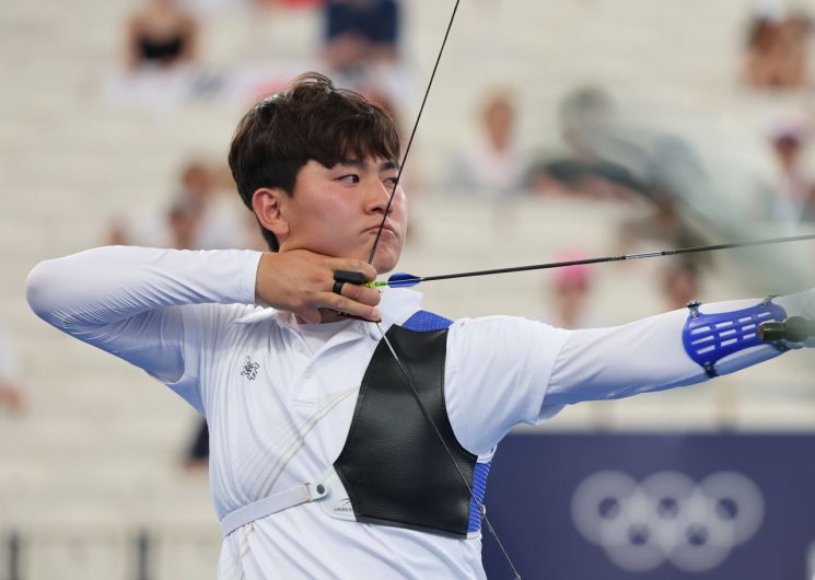 1일(현지시간) 프랑스 파리 레쟁발리드에서 열린 2024 파리올림픽 양궁 남자 개인전 남아프리카공화국의 비안 루와의 64강 경기에서 김제덕이 과녁을 조준하고 있다. [이미지출처=연합뉴스]