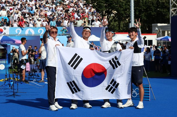 29일(현지시간) 프랑스 파리 레쟁발리드 양궁 경기장에서 열린 2024 파리올림픽 양궁 남자 단체 결승전 한국과 프랑스의 경기. 
    금메달을 차지한 한국 대표팀 선수들이 태극기를 들고 세리머니를 하고 있다. [이미지출처=연합뉴스]