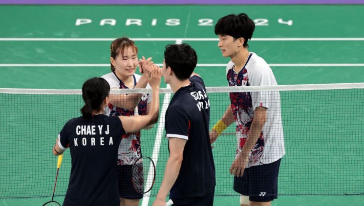 1일(현지시간) 프랑스 파리 라 샤펠 아레나에서 열린 2024 파리올림픽 배드민턴 혼합복식 준결승전에서 승리한 한국 김원호-정나은(위)이 서승재-채유정과 인사하고 있다. [이미지출처=연합뉴스]