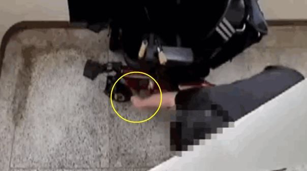 장애인 타는 휠체어에 5번이나 펑크테러 '잔인한 이웃'