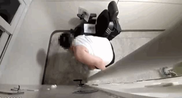 장애인 타는 휠체어에 5번이나 펑크테러 '잔인한 이웃'