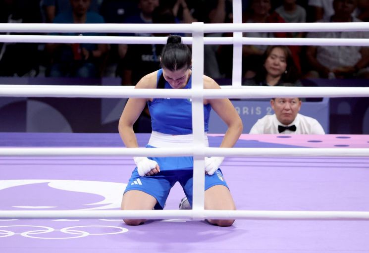 'XY염색체' 선수랑 붙어 46초만에 기권…여성복서 통곡 [파리올림픽]