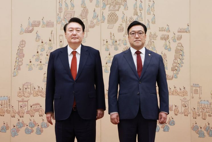 윤석열 대통령이 2일 서울 용산 대통령실 청사에서 열린 임명장 수여식에서 김병환 금융위원장에게 임명장을 수여한 뒤 기념촬영을 하고 있다. [이미지출처=연합뉴스]