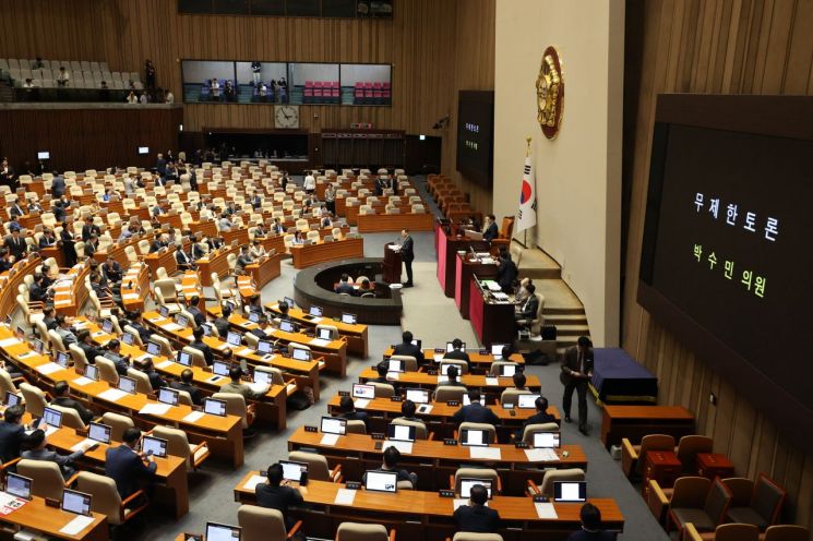 기저귀 차고 노래 부르고…필리버스터 과거 사례 보니[뉴스설참]