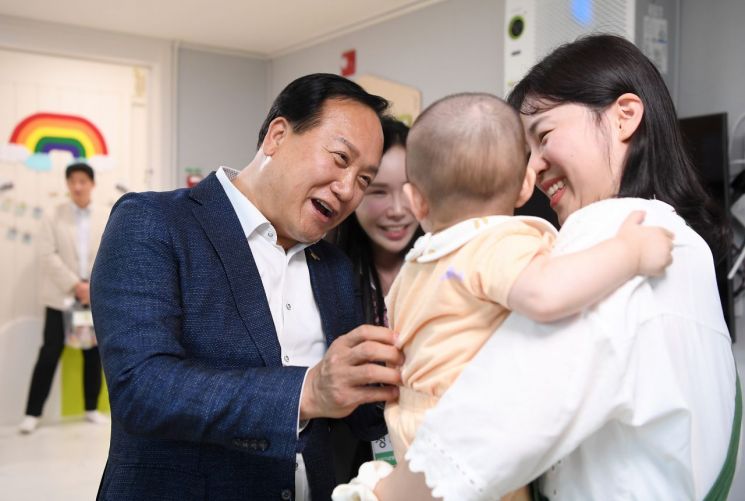 오산시가 관내 어린이집 환경 개선사업을 확대한다. 이권재 오산시장이 한 어린이집을 방문해 영유아 부모와 대화하고 있다. [사진제공=오산시]