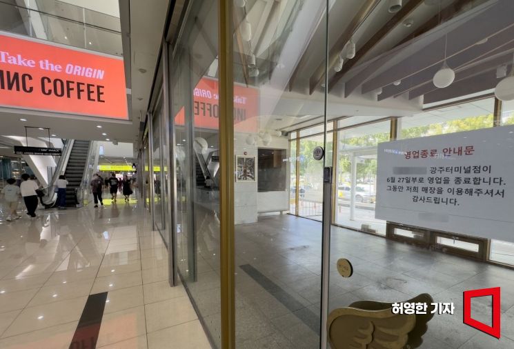 Gwangju City Intercity Bus Terminal and Complex Cultural Space U-Square. Some stores are vacant. Photo by Huh Younghan