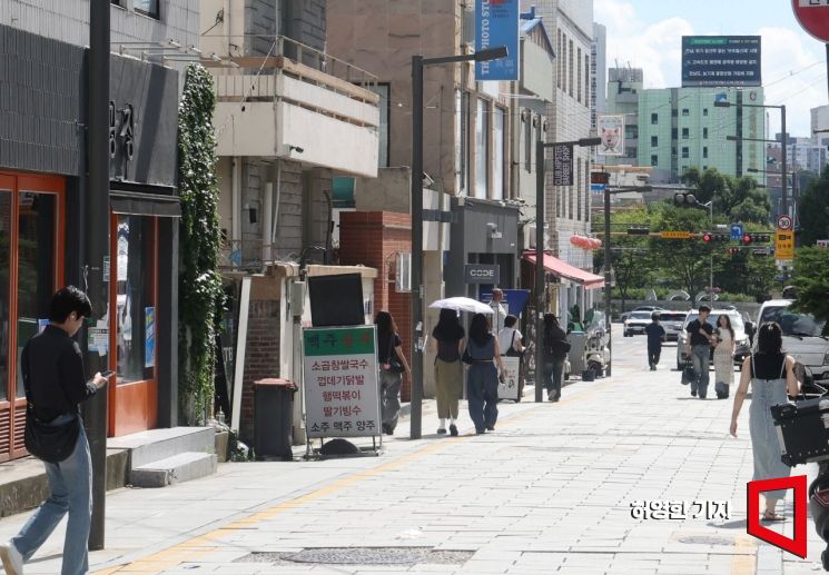 '동리단길'이라 불리는 광주시 동명동 카페 식당 거리. 사진=허영한 기자