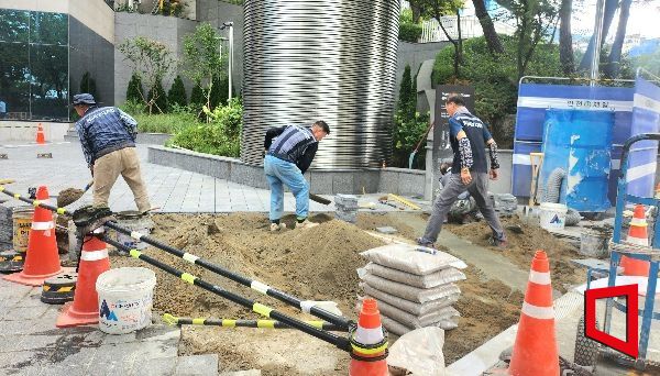 서울 용산구에서 야외 노동자들이 도로 포장 작업을 하고 있다.[사진=이서희 기자]