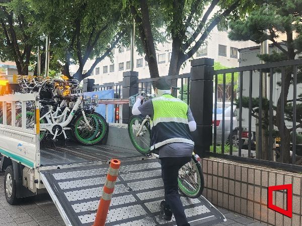 서울 중구에서 서울시 공무원이 따릉이 수거 작업을 하고 있다.[사진=이서희 기자]